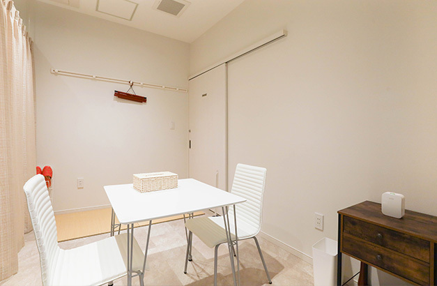 小さなお葬式 瓢箪山ホールご住職様控え室