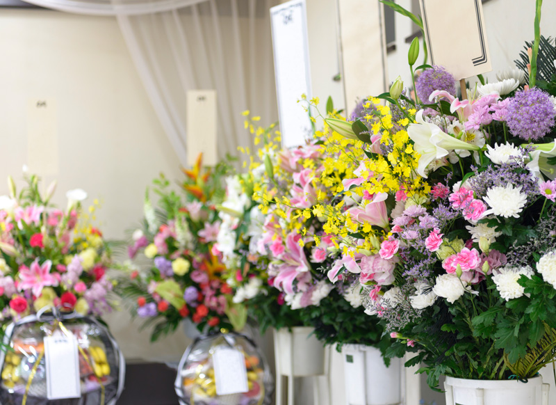 【家族葬の供花】贈る前に読みたい供花のマナーや手配方法、注意点